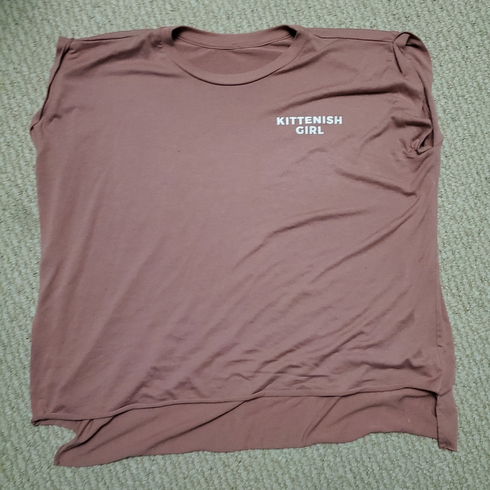 Kittenish sleeveless low-high t-shirt